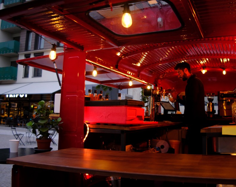 We livened up the pedestrian zone at the Cyberdog robotic winebar | Dejsiprostor