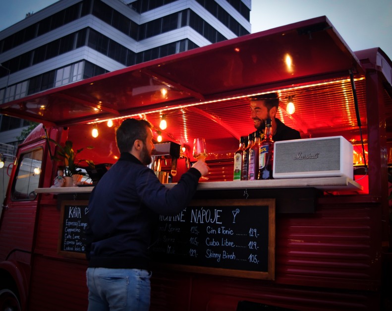 We livened up the pedestrian zone at the Cyberdog robotic winebar | Dejsiprostor
