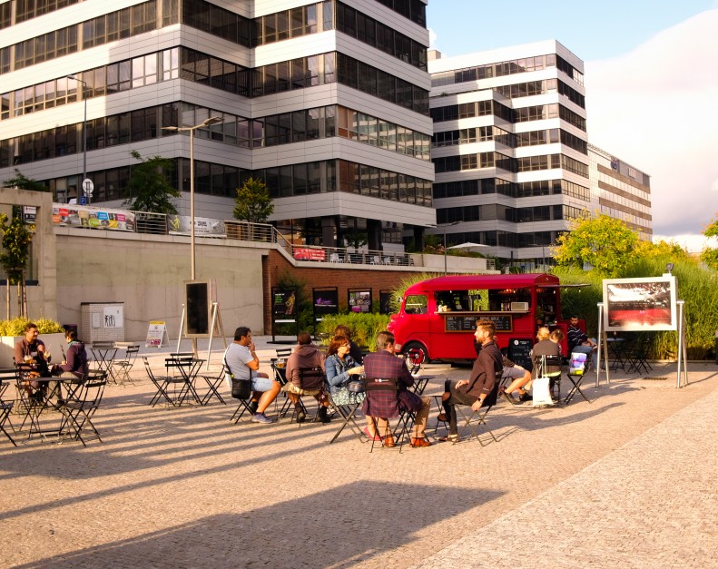 We livened up the pedestrian zone at the Cyberdog robotic winebar | Dejsiprostor