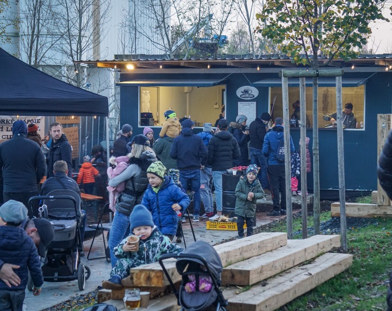 We have built a new basketball court in Hloubětín. And not just that.