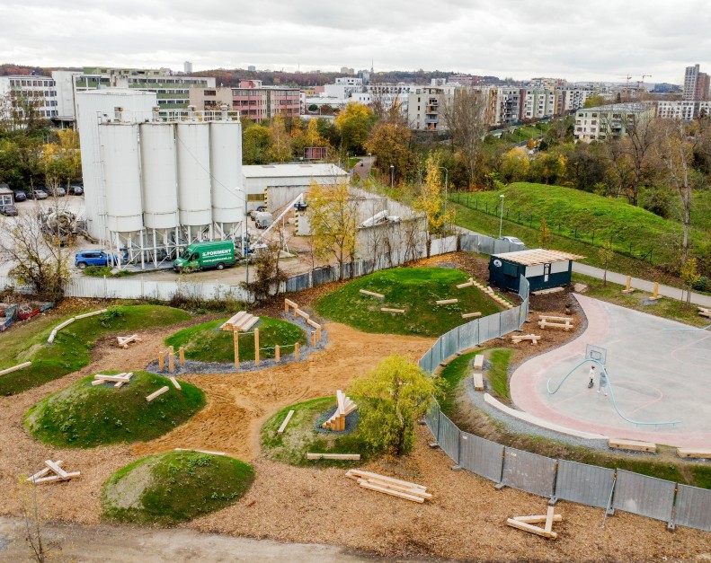 We have built a new basketball court in Hloubětín. And not just that.