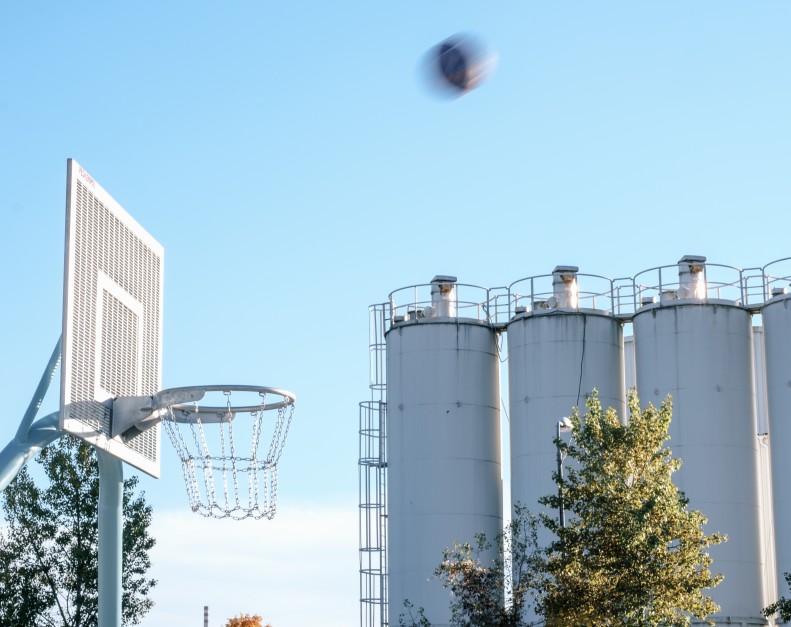 We have built a new basketball court in Hloubětín. And not just that.