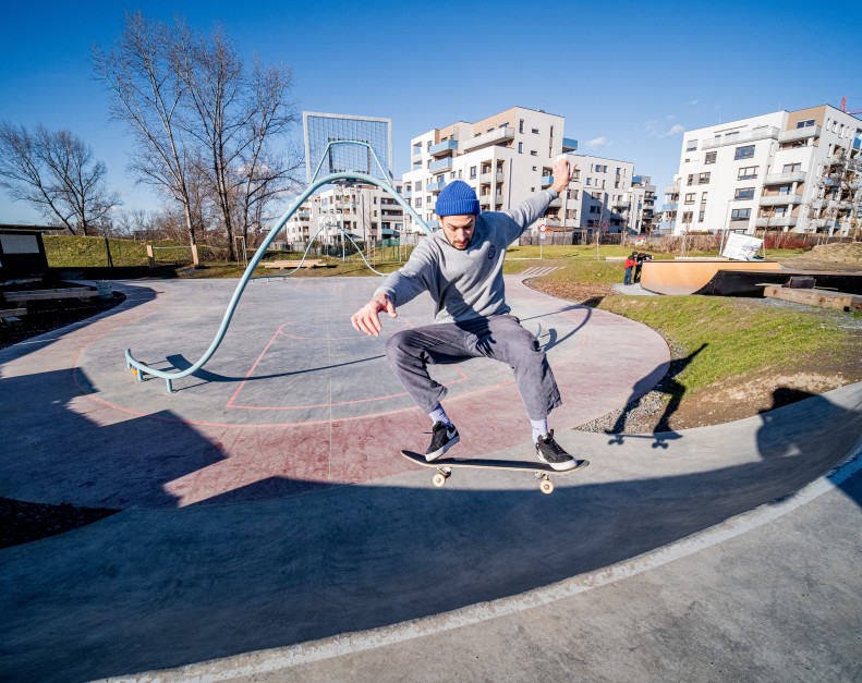 We have built a new basketball court in Hloubětín. And not just that.