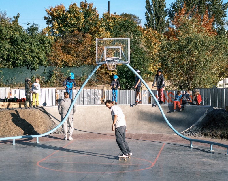We have built a new basketball court in Hloubětín. And not just that.