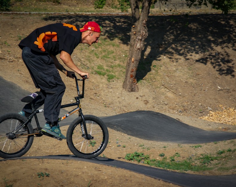 V Hloubětíně jsme otevřeli asfaltový pumptrack a sportoviště | Dejsiprostor