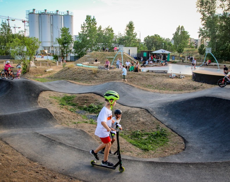 We opened a modern sports ground with a pumptrack and a meeting spot for residents of Hloubětín | Dejsiprostor