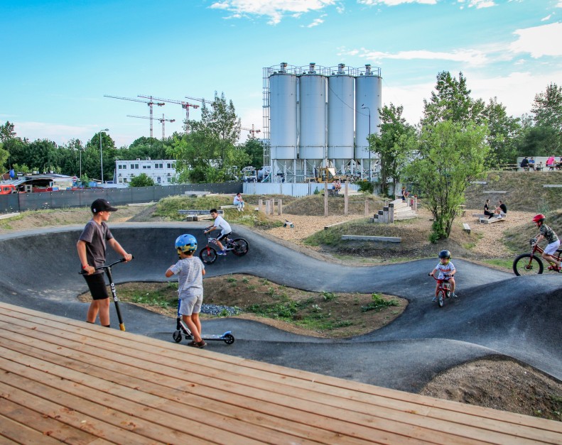 We opened a modern sports ground with a pumptrack and a meeting spot for residents of Hloubětín | Dejsiprostor