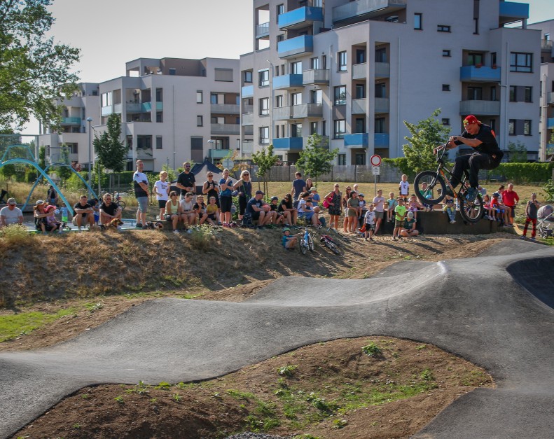 V Hloubětíně jsme otevřeli asfaltový pumptrack a sportoviště | Dejsiprostor