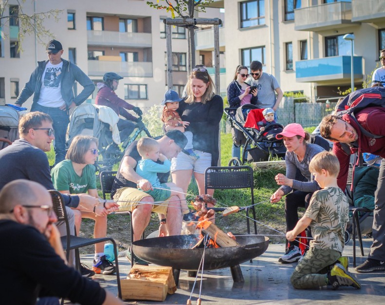 We opened a modern sports ground with a pumptrack and a meeting spot for residents of Hloubětín | Dejsiprostor