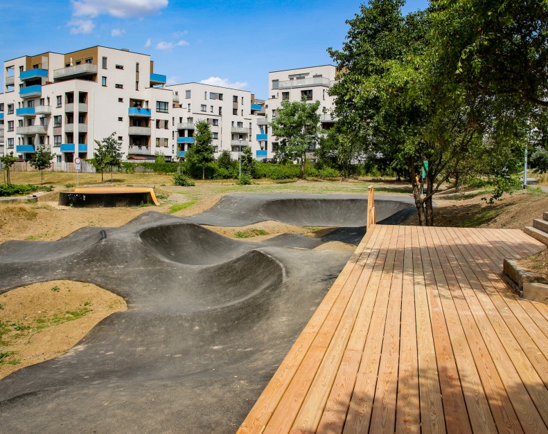 We opened a modern sports ground with a pumptrack and a meeting spot for residents of Hloubětín | Dejsiprostor