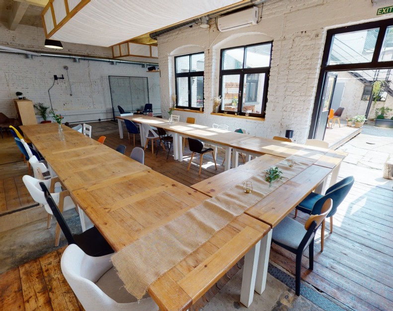 Trendy v eventech 2025 – hybridní eventy, zážitkový design a top prostory v Praze