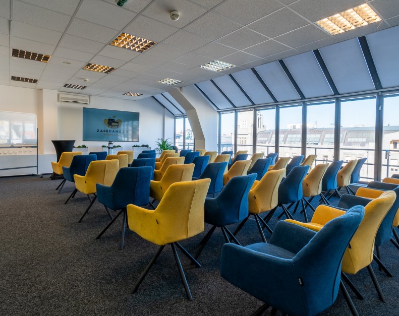 Trendy v eventech 2025 – hybridní eventy, zážitkový design a top prostory v Praze