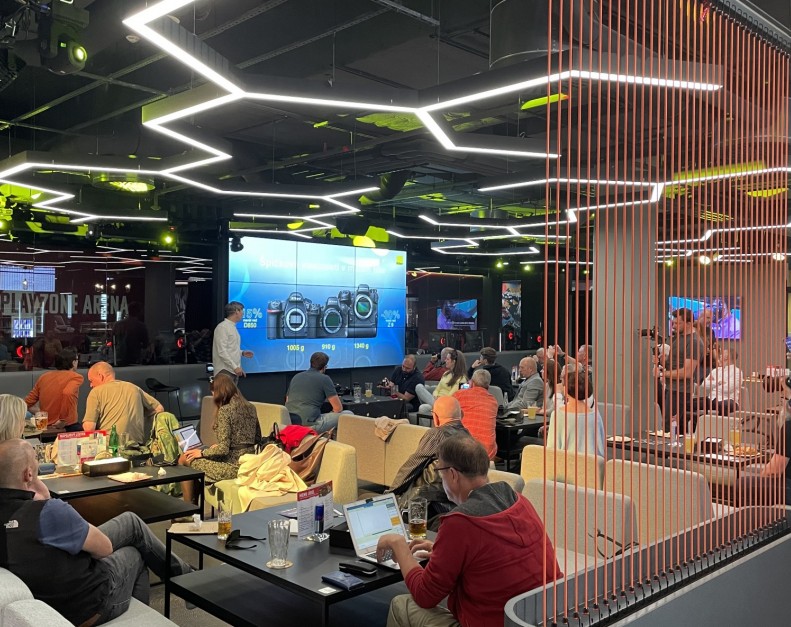 Trendy v eventech 2025 – hybridní eventy, zážitkový design a top prostory v Praze