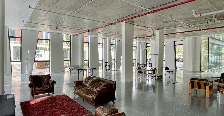 Cool industrial office or showroom on the ground floor in Karlín