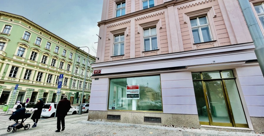 Exkluzivní obchodní prostor na rohu Karlínského náměstí a ulice Křižíkova
