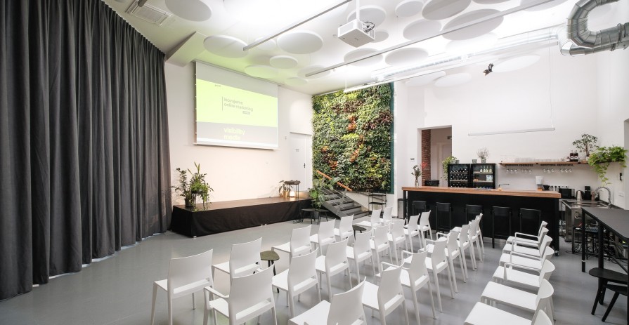 Světlý vybavený prostor pro konference a firemní eventy s terasou