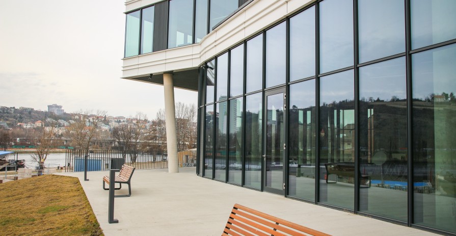 A space for rent for a wine shop with a terrace and a view of the Vltava in the new multifunctional project PORT 7.
