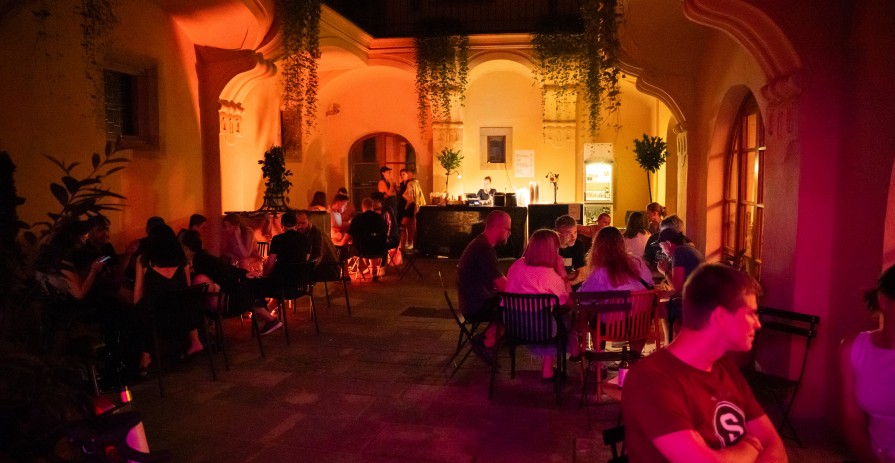 Zvon: Historický prostor s cool vibes a vlastním barem pro eventy na Staroměstském náměstí