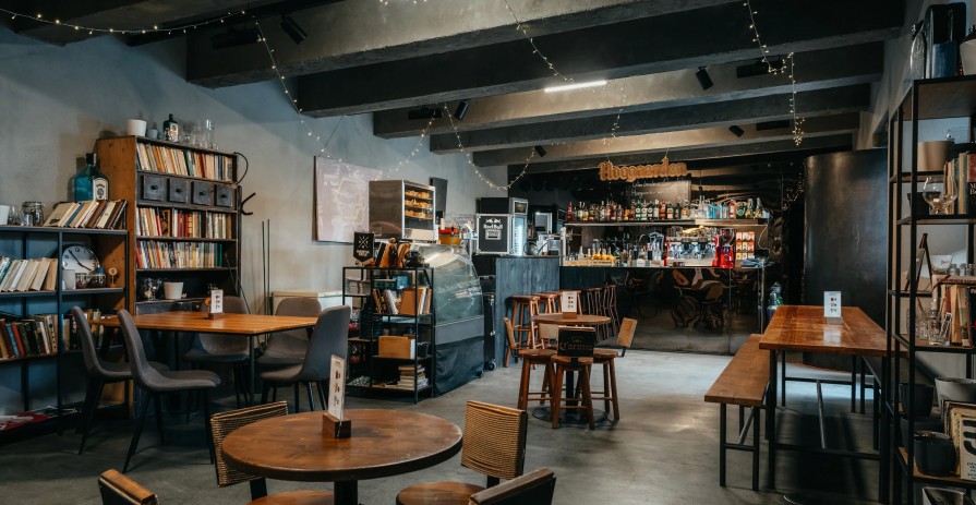 Hoax Pub: Industriální bar pro eventy přímo na náplavce formou minimální konzumace