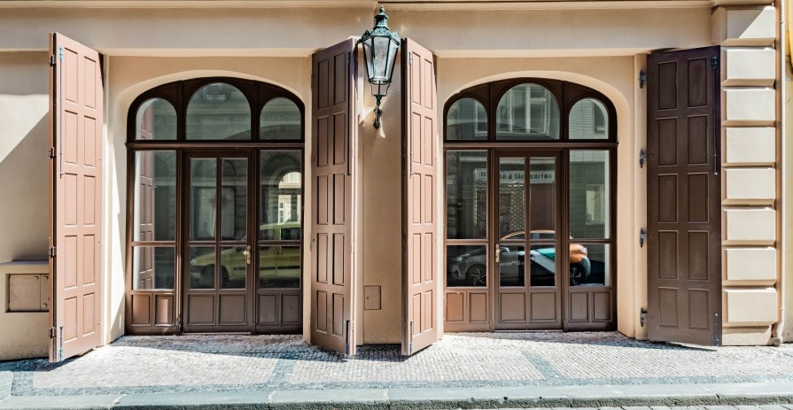 Reprezentativní prostor pro bistro / kavárnu s výlohami do ulice – Karolíny Světlé 12