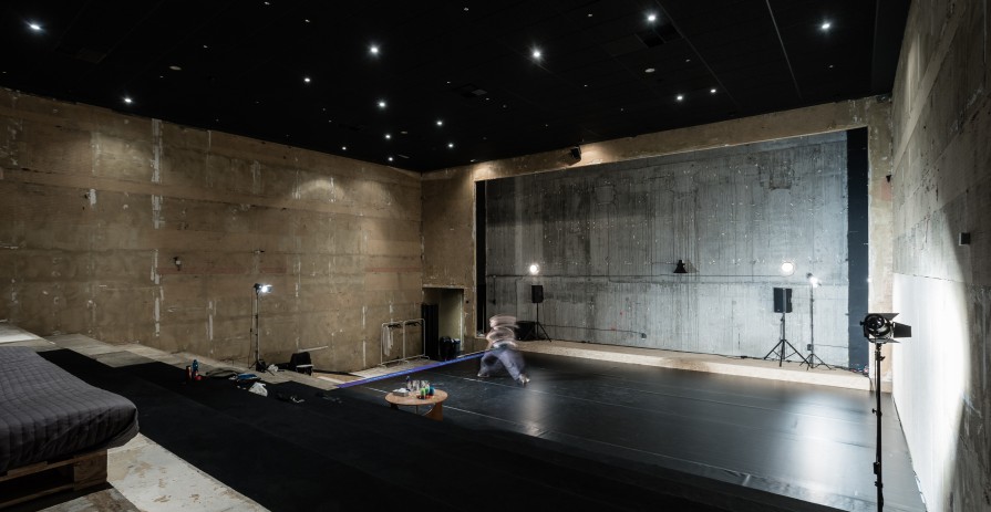 Galaxie Kulturní Stanice: Taneční sál se stupňovitou elevací pro kreativní projekty, pohybové kurzy nebo focení