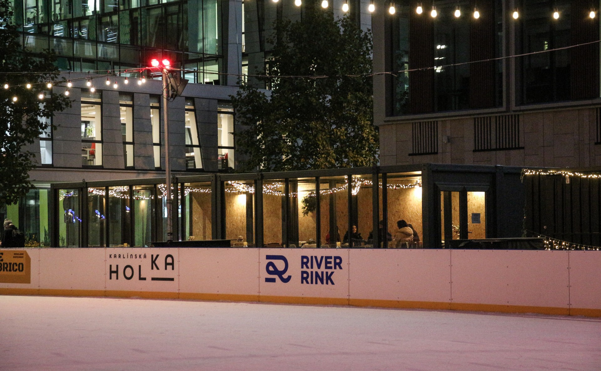 vyhřívaný kontejner u kluziště v Karlíně pro firemní akce a teambuildingy