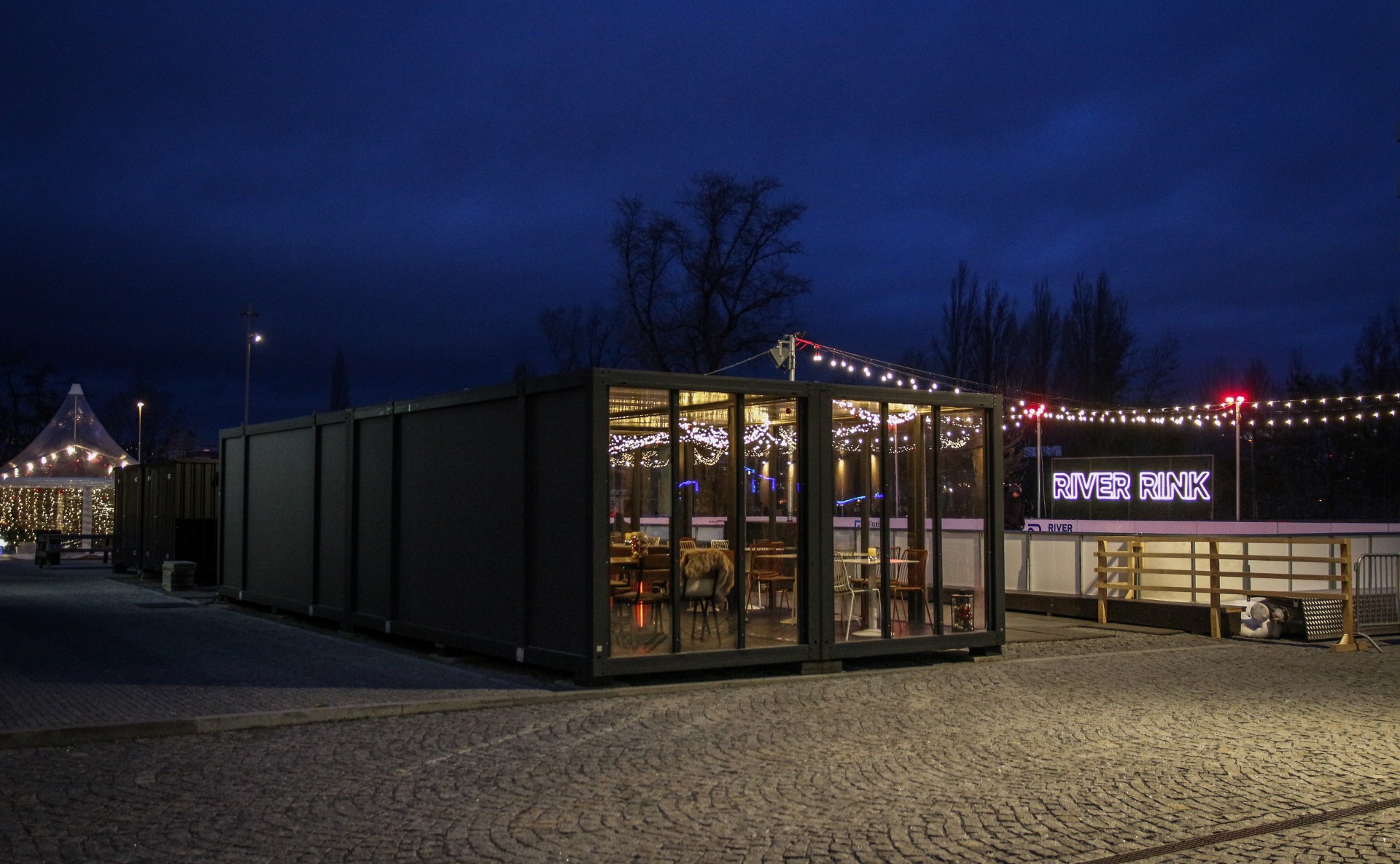 vyhřívaný kontejner u kluziště v Karlíně pro firemní akce a teambuildingy