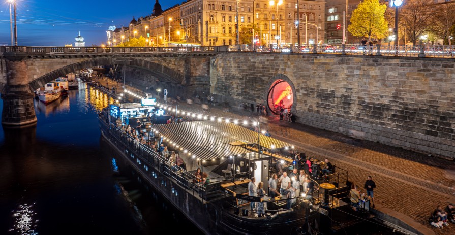 Port Lounge Bar Prague: Originální eventový prostor na lodi na pražské náplavce