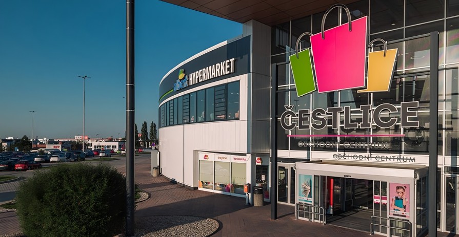 Lease of retail premises or a space for a booth in the Čestlice shopping center.
