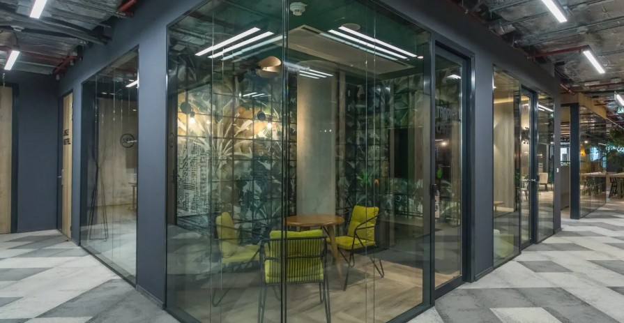 Praga Studios: Coworking Space for Lease in an Exceptional Building in Karlín