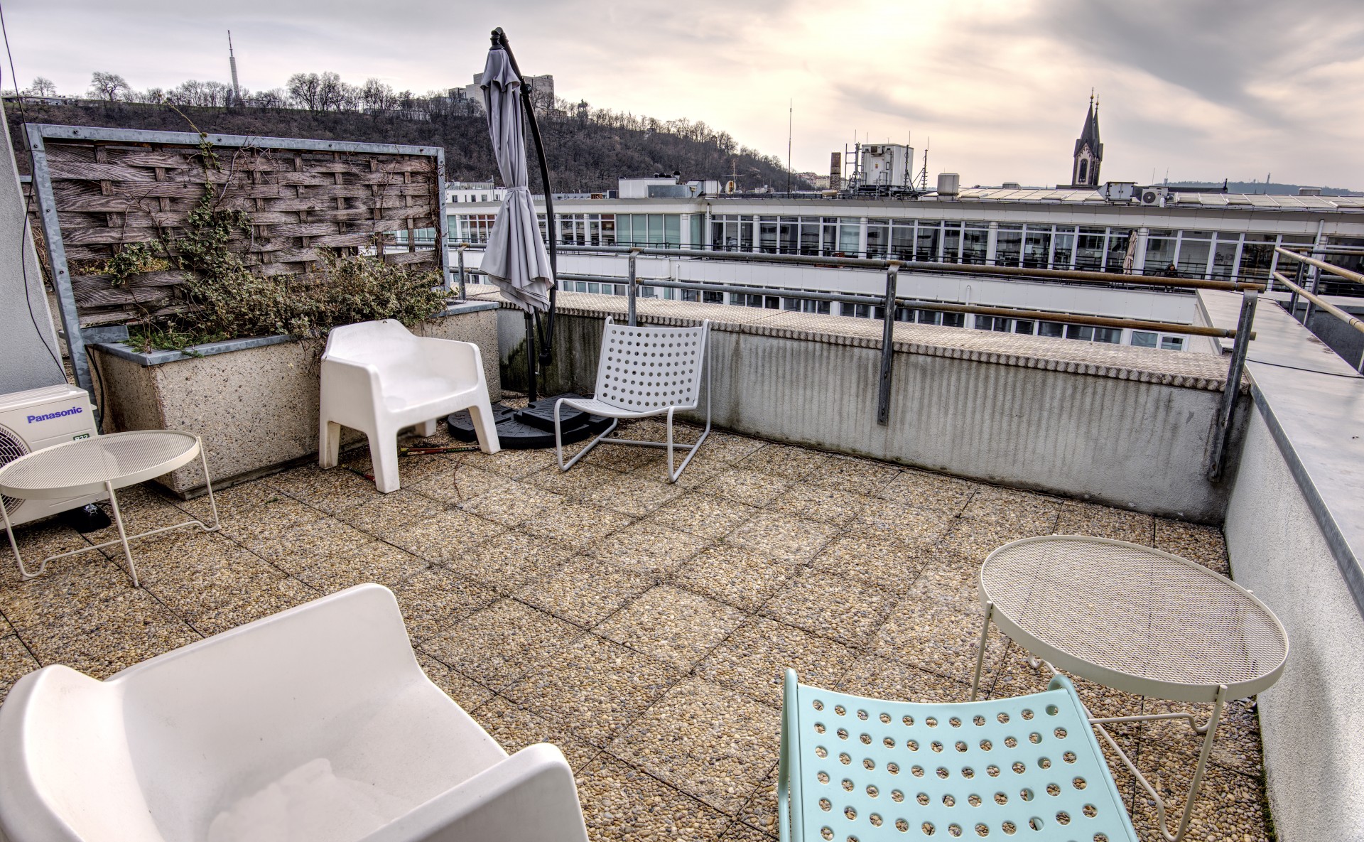 Atypická kancelář podnájem Praha 8 Karlín Dejsiprostor