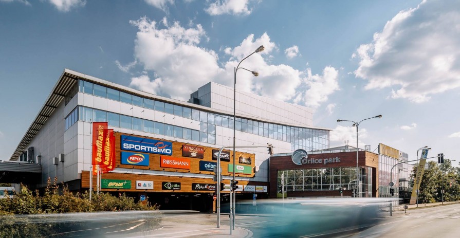 Pronájem obchodních prostor nebo místa pro stánek v Obchodním centru Orlice park v Hradci Králové
