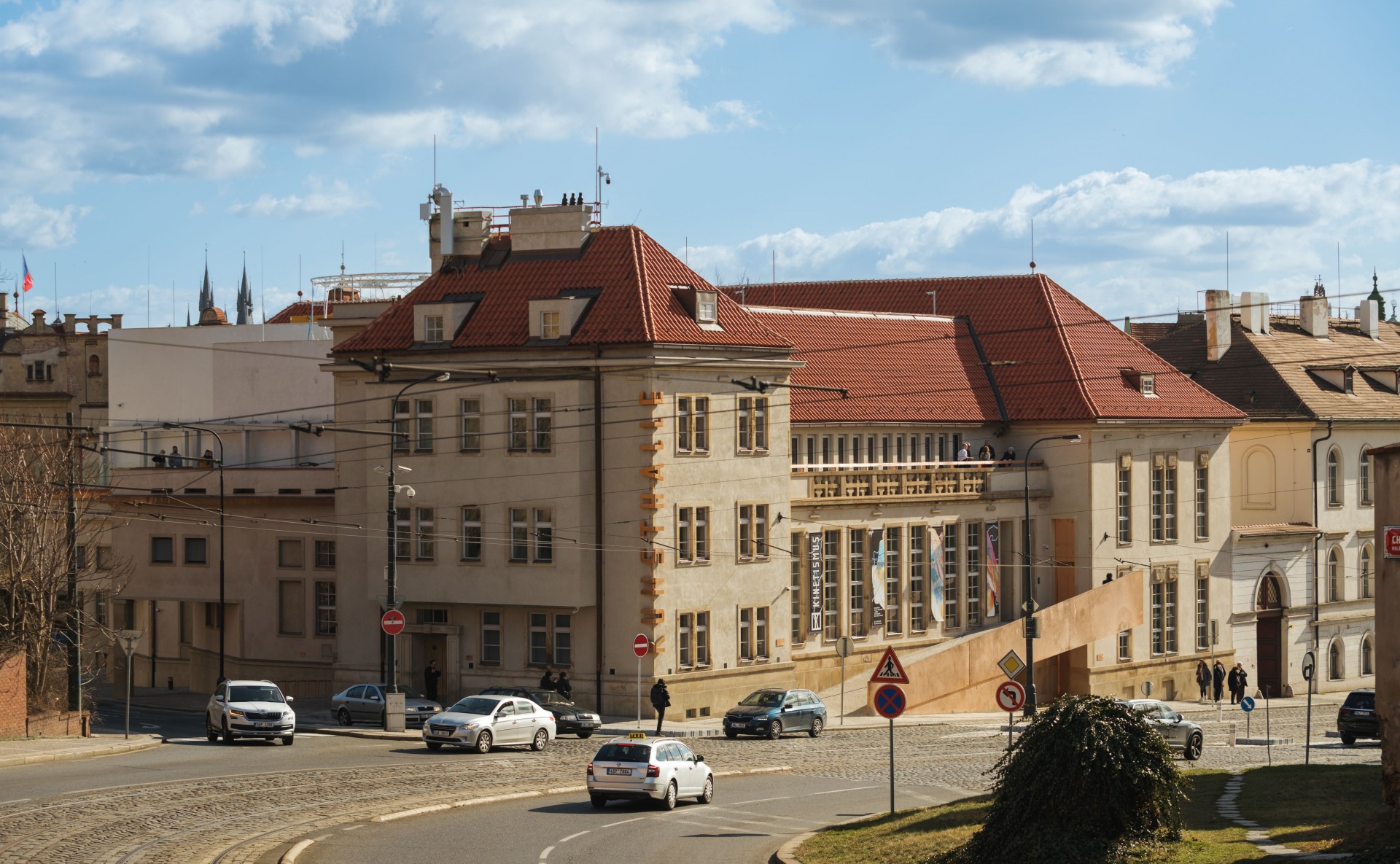 Eventový Industriální prostor s terasami, galerií a výhledem na Pražský hrad