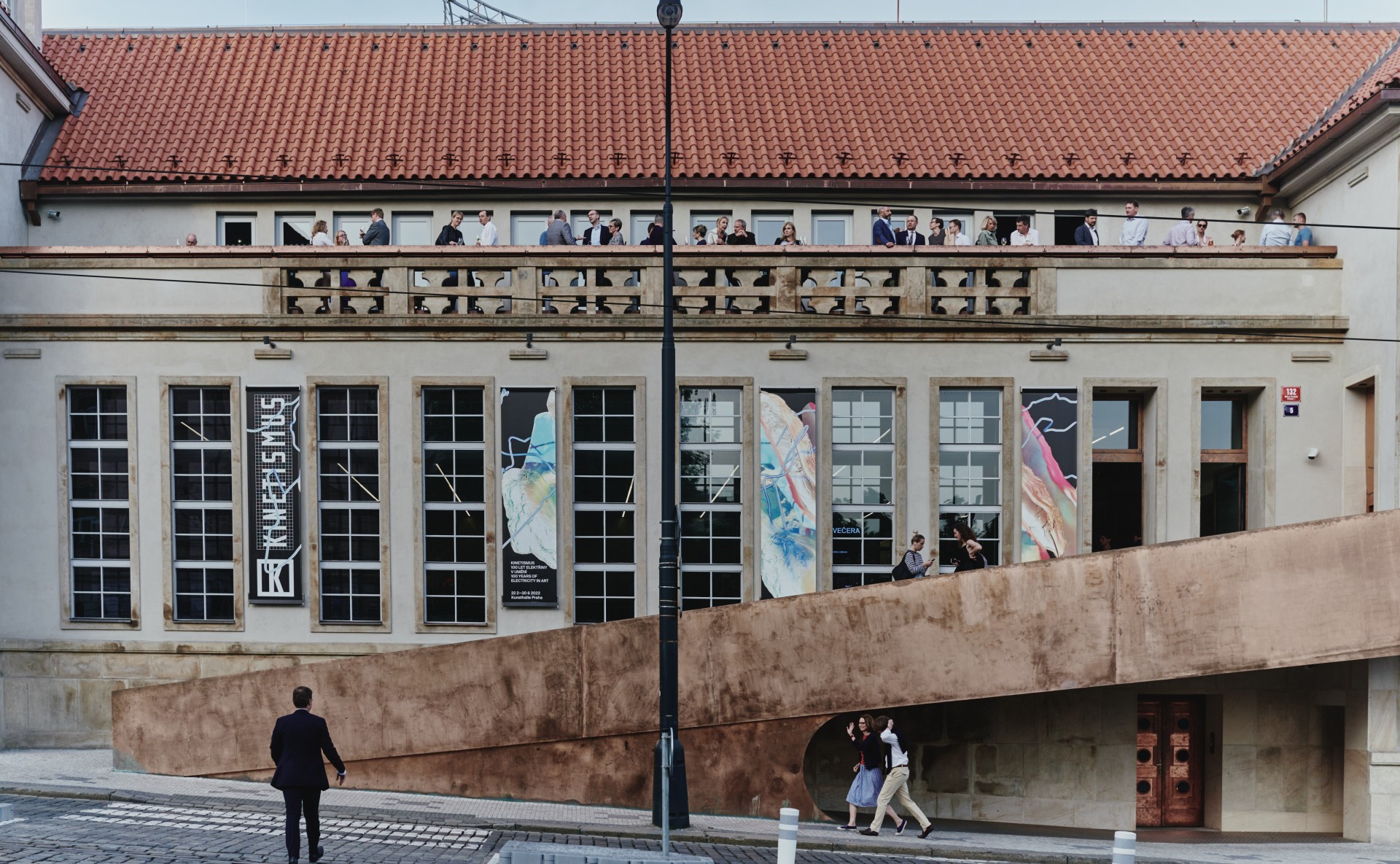 Eventový Industriální prostor s terasami, galerií a výhledem na Pražský hrad