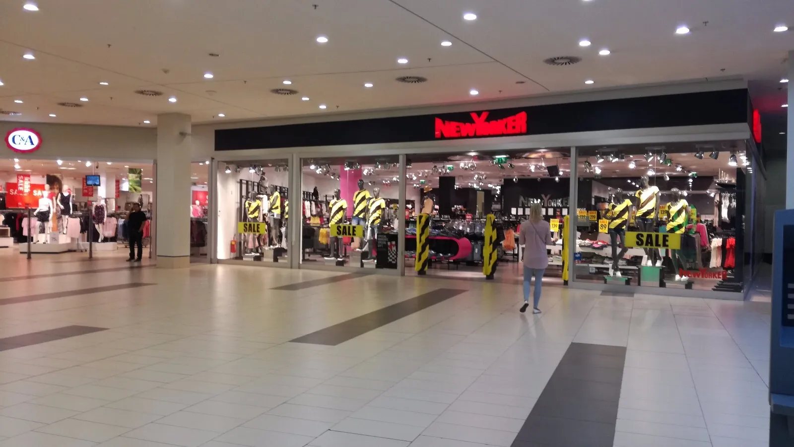 Lease of retail space in Central Most shopping center – photo 3