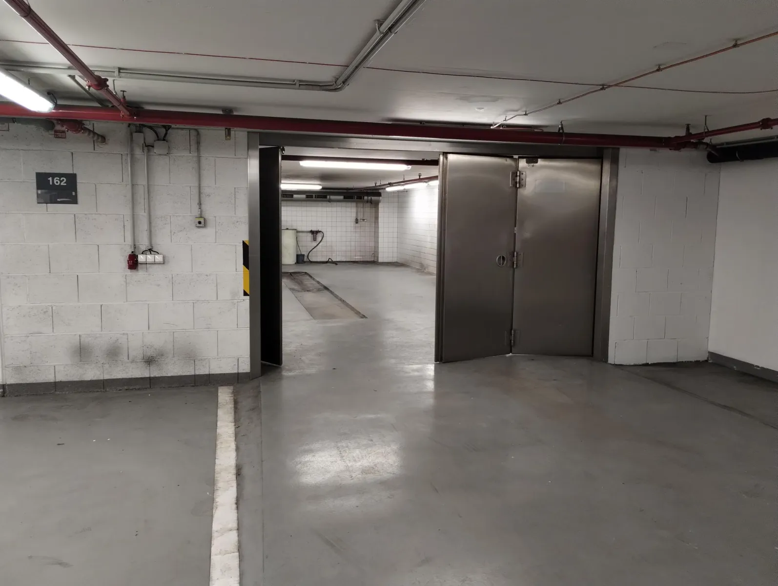 LEASED: Commercial space for had car wash, Karlín