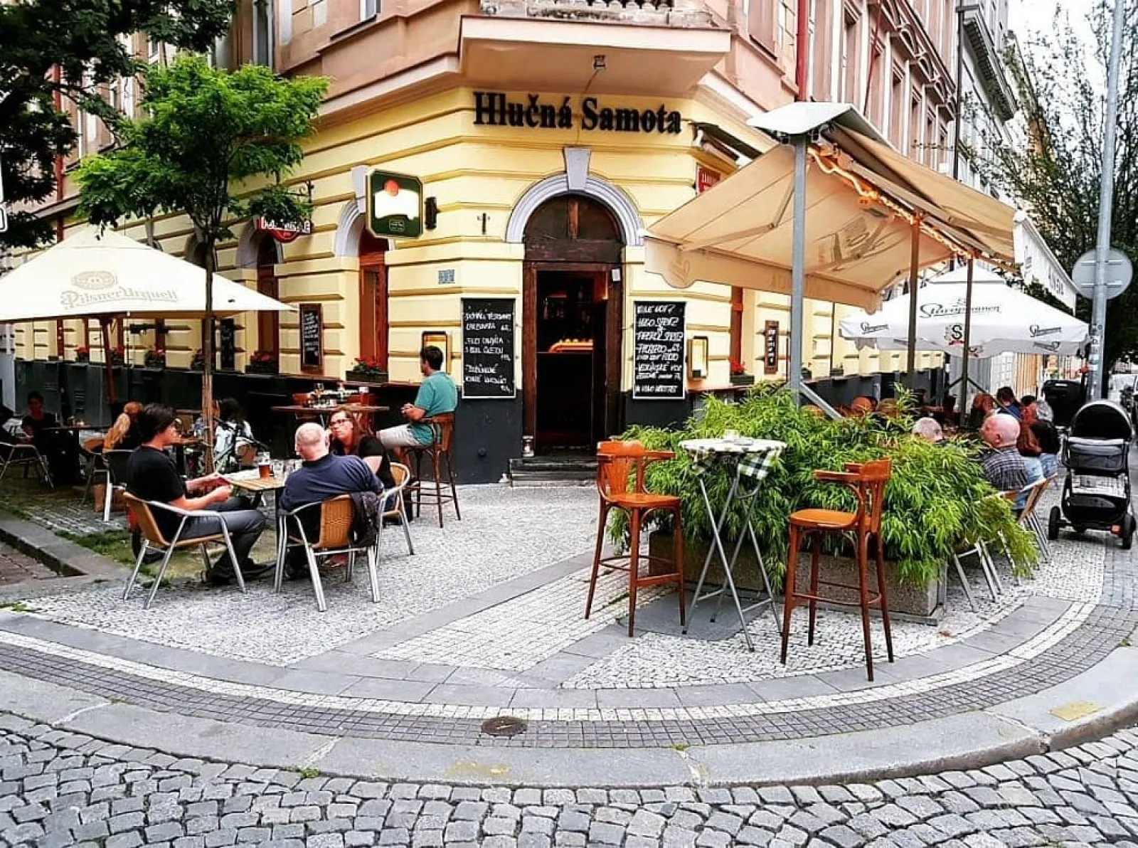 Rohový prostor pro restauraci 210 m2 k pronájmu Záhřebská 14, Vinohrady, Q3 2027