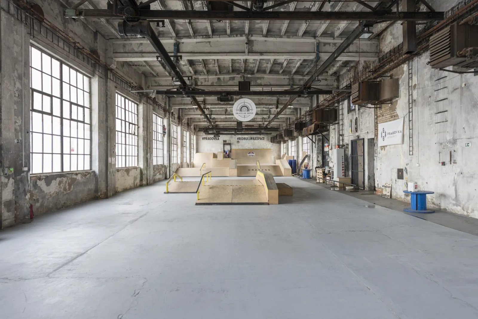 Industriální skateboardová hala ve Vysočanech