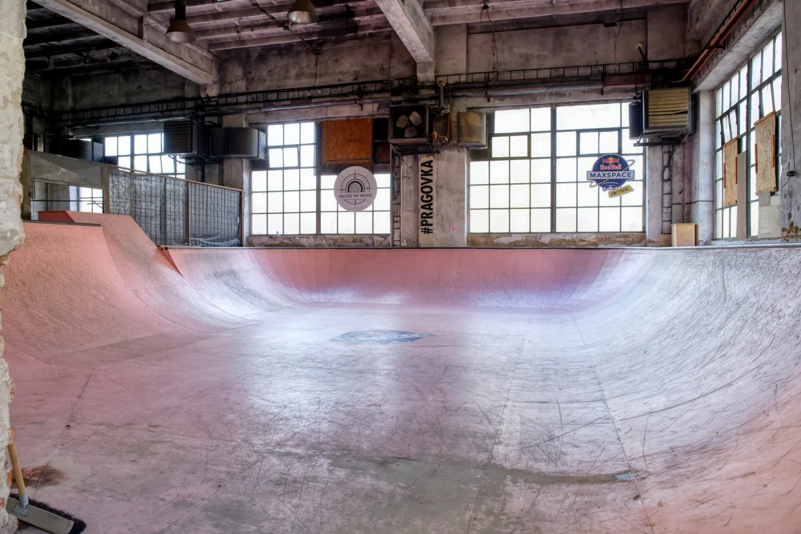 Industriální skateboardová hala ve Vysočanech