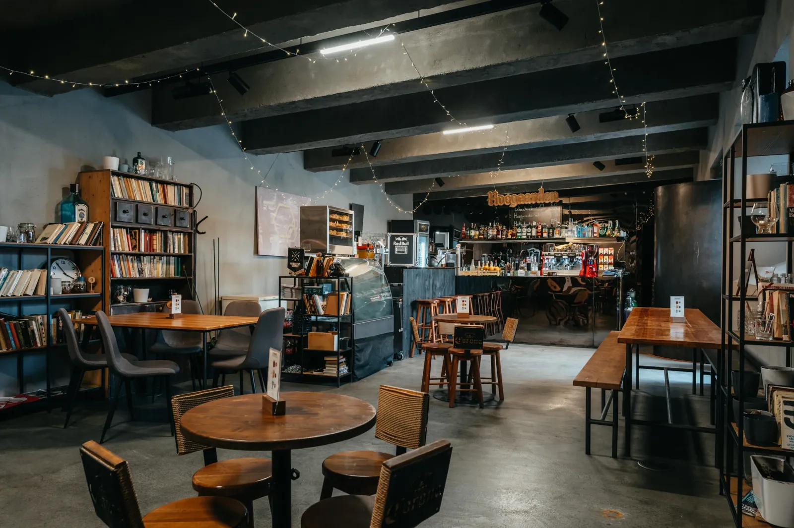 Hoax Pub: Industriální bar pro eventy přímo na náplavce formou minimální konzumace