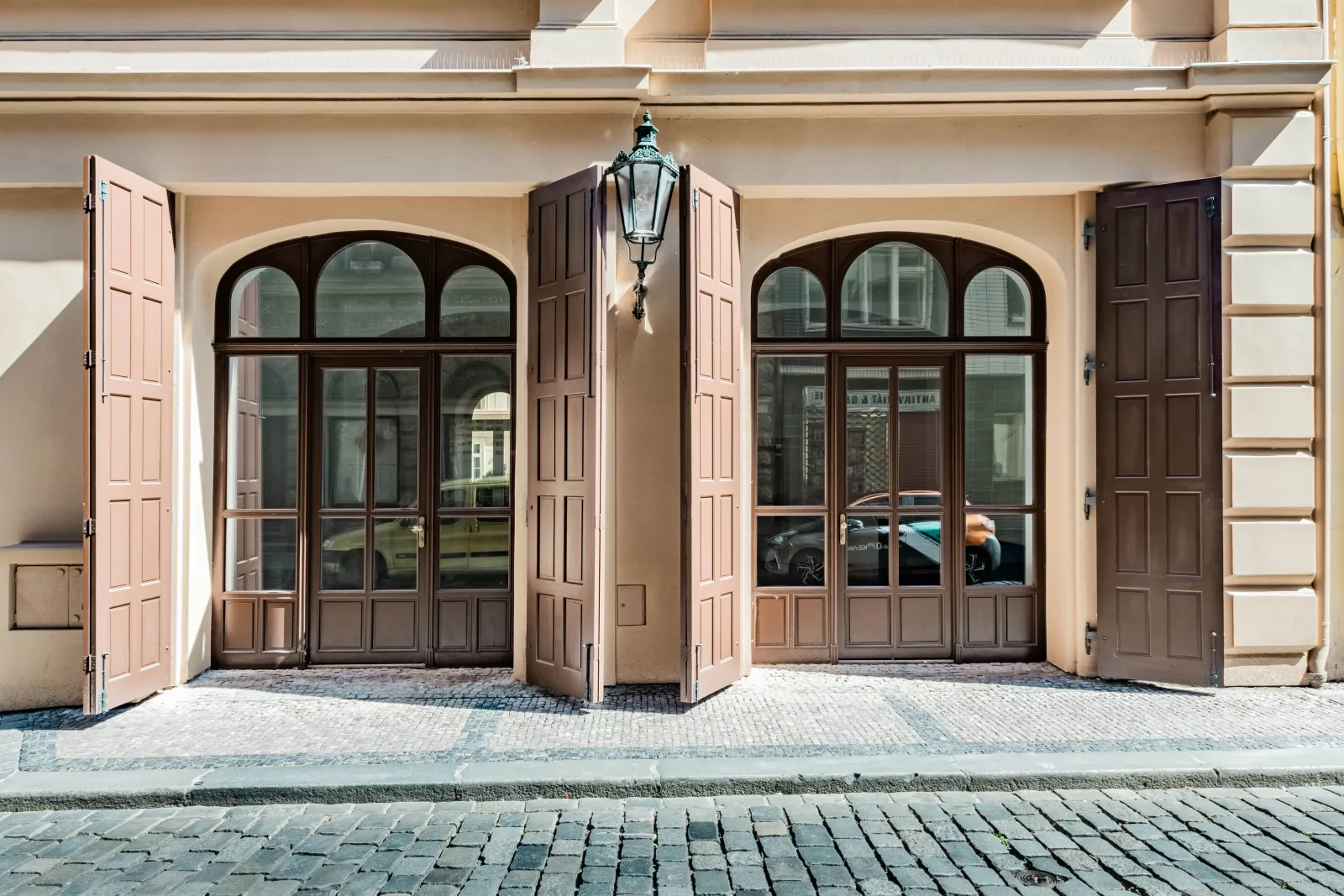 Representative space 153 sqm with street-facing display windows – Karolíny Světlé 12, Prague 1