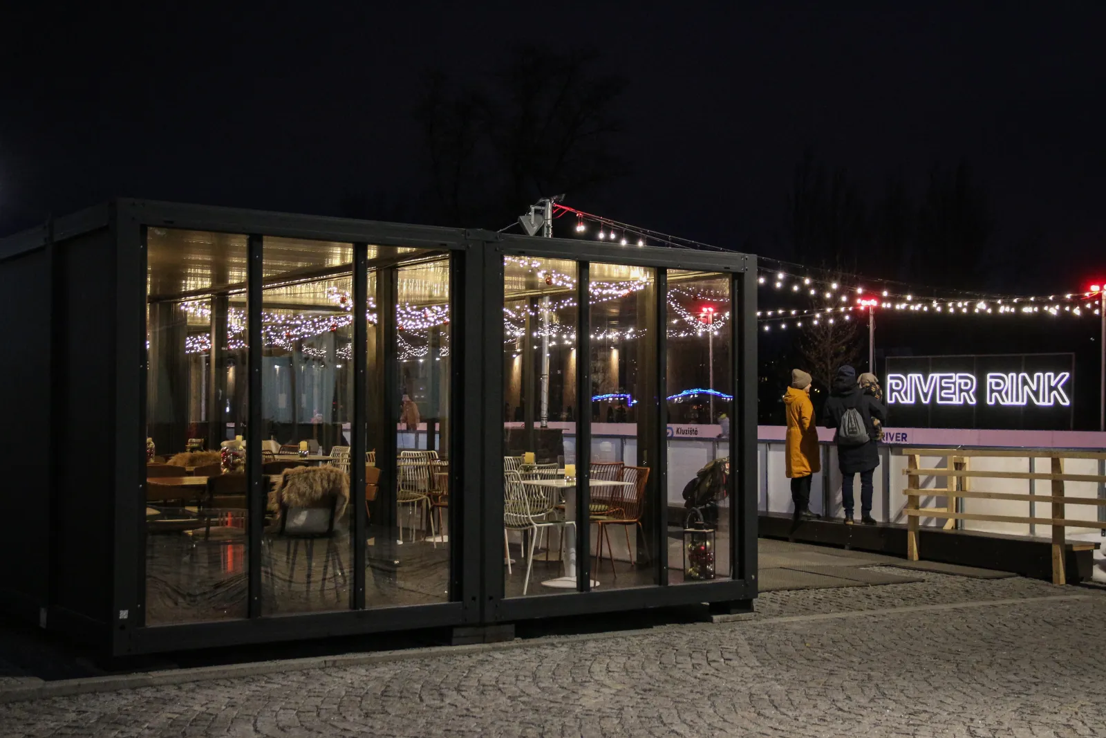 River Rink: Vyhřívaný kontejner s výhledem na zimní kluziště v Karlíně pro firemní akce i teambuildingy