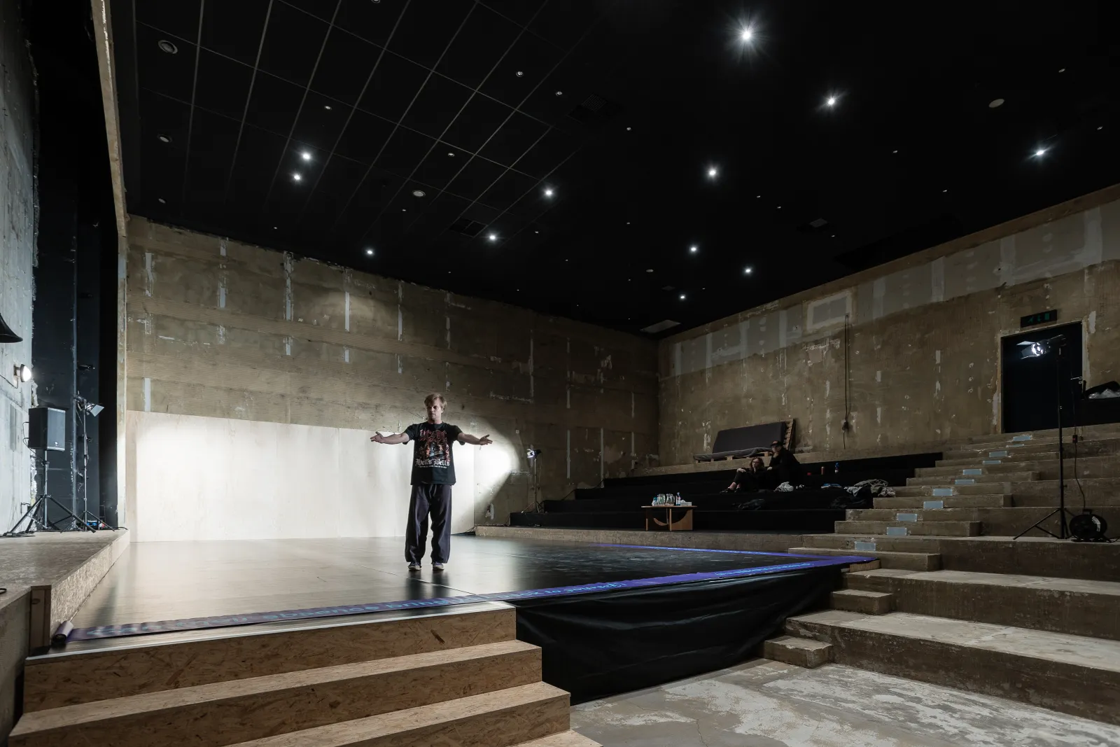 A multifunctional dance hall in a former cinema auditorium for creative events