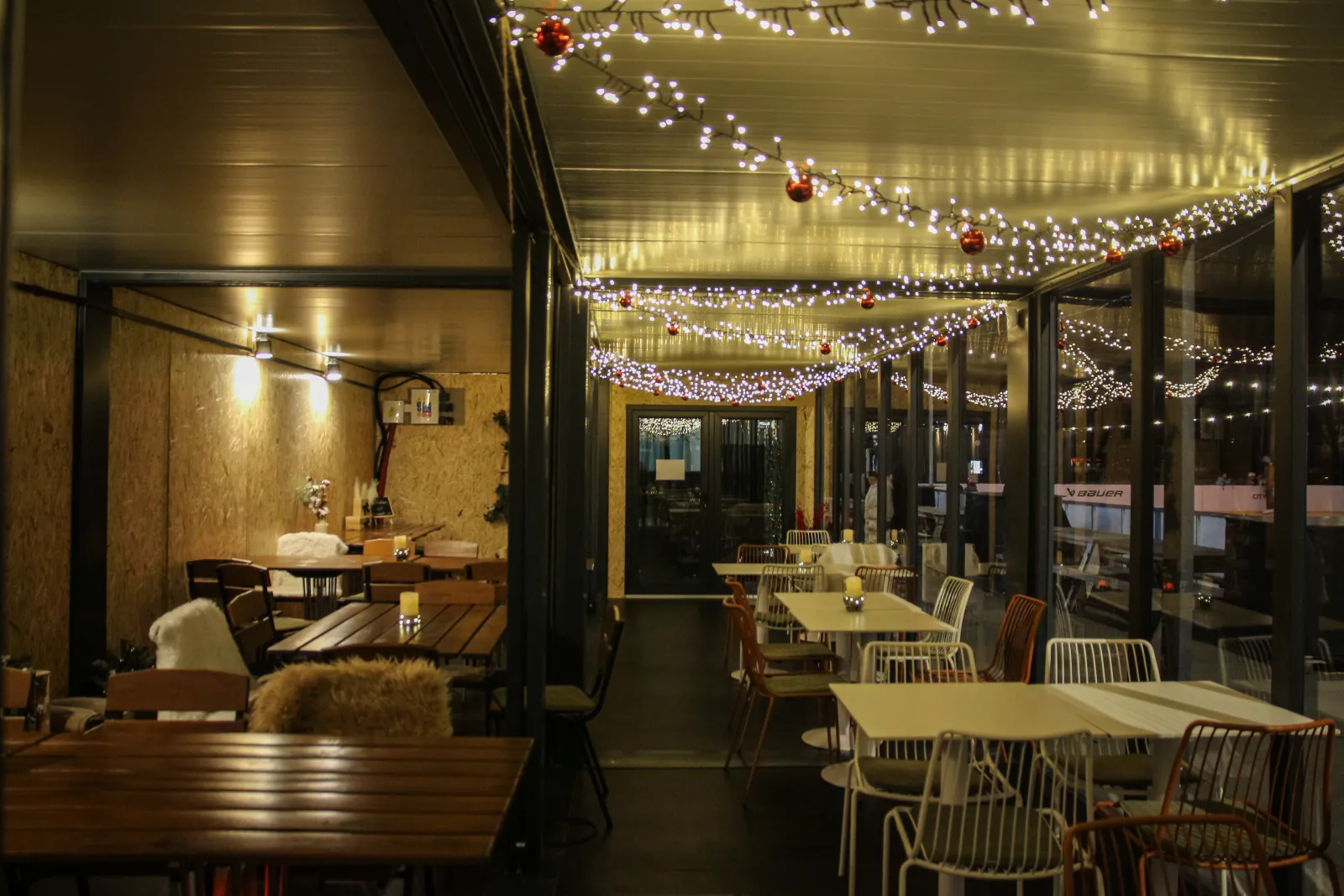 Heated container with a view of the winter ice rink – photo 2