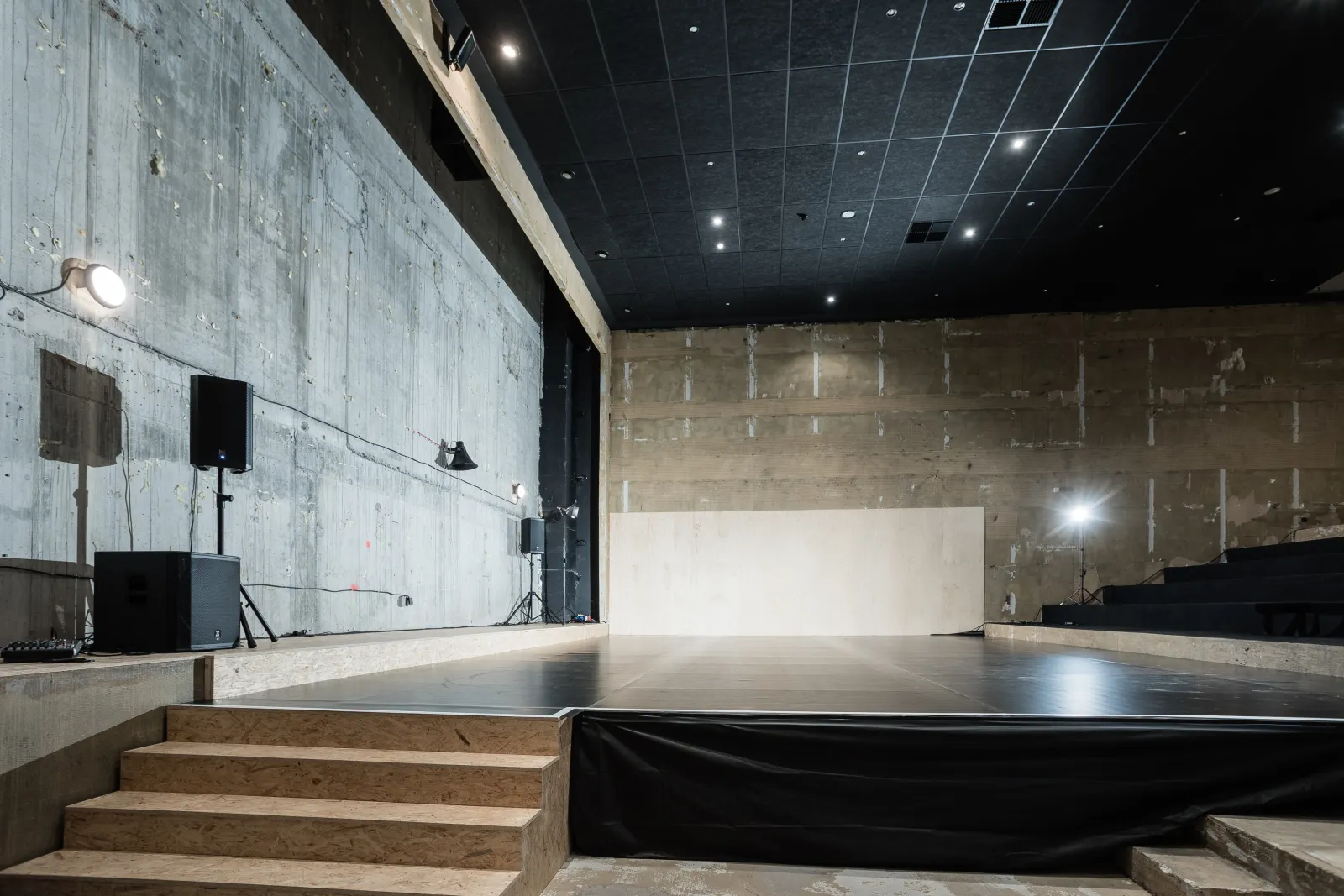 A multifunctional dance hall in a former cinema auditorium for creative events