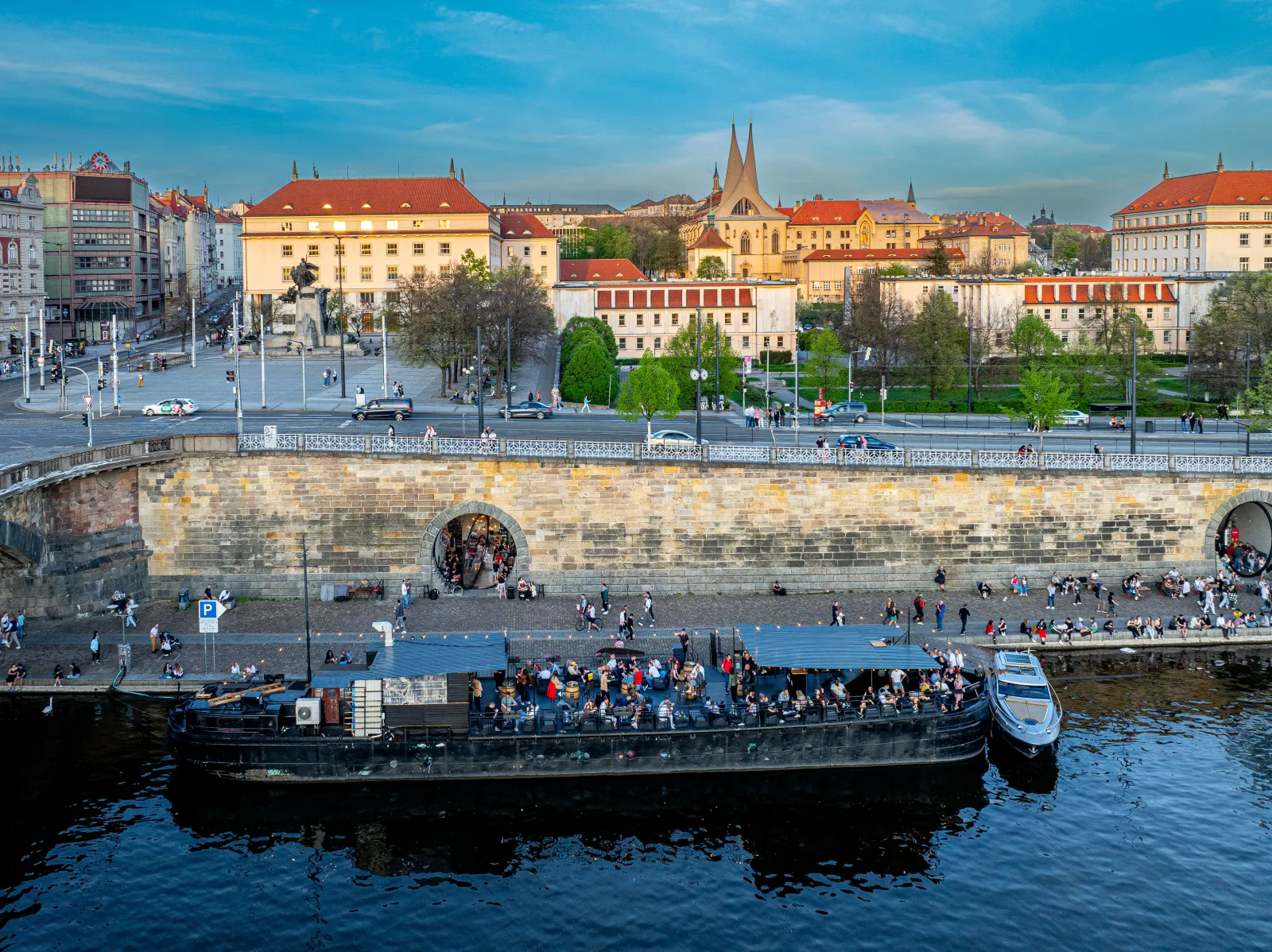 Originální eventový  prostor k pronájmu na lodi na pražské náplavce