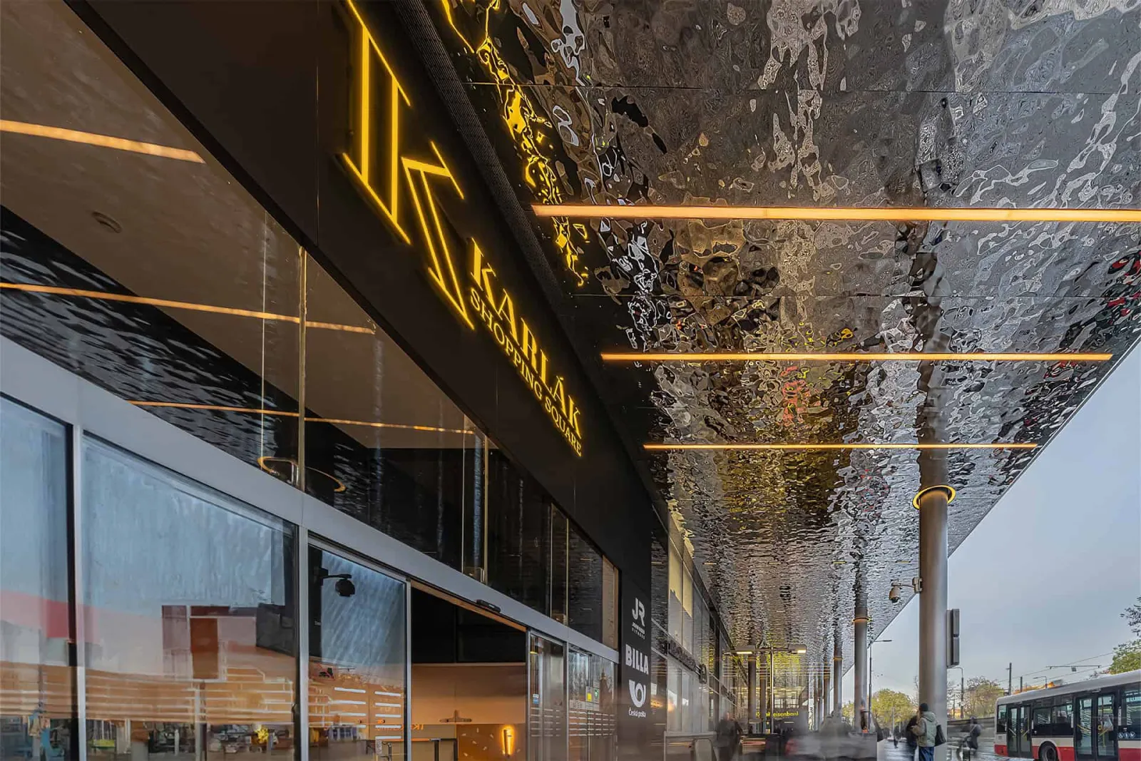 Lease 285 m² of modern office space in Karlák Office, directly on Karlovo náměstí. Flexible layouts, abundant daylight, 24/7 access, central reception, underground parking and excellent transport connections via metro B, tram and bus.