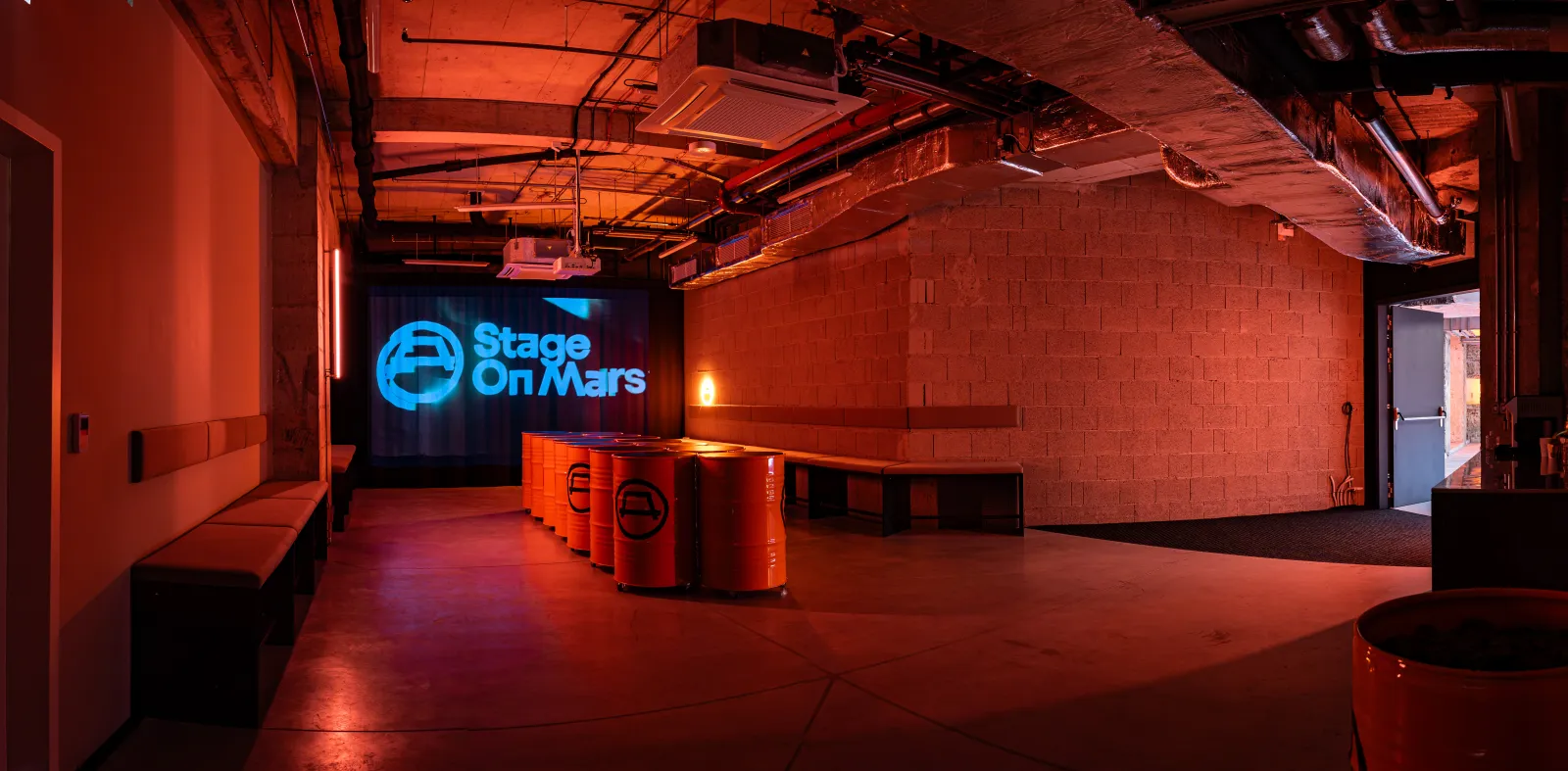 Futuristický eventový prostor s kruhovou stage Praha