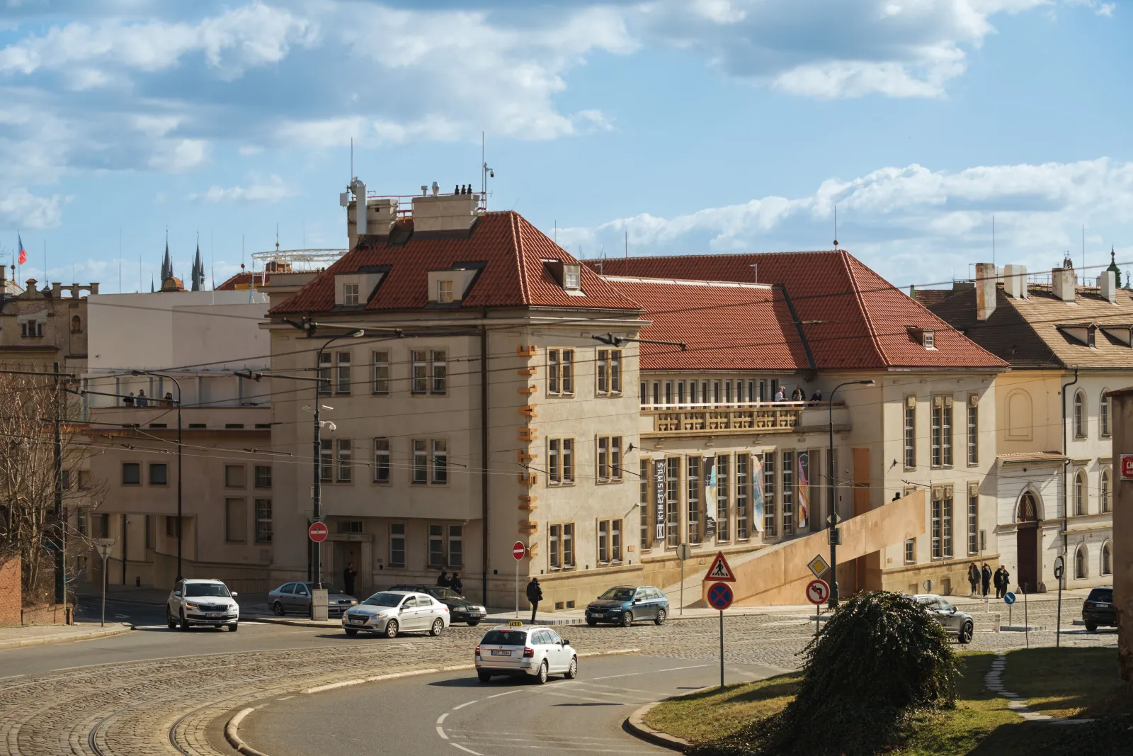 Eventový Industriální prostor s terasami, galerií a výhledem na Pražský hrad