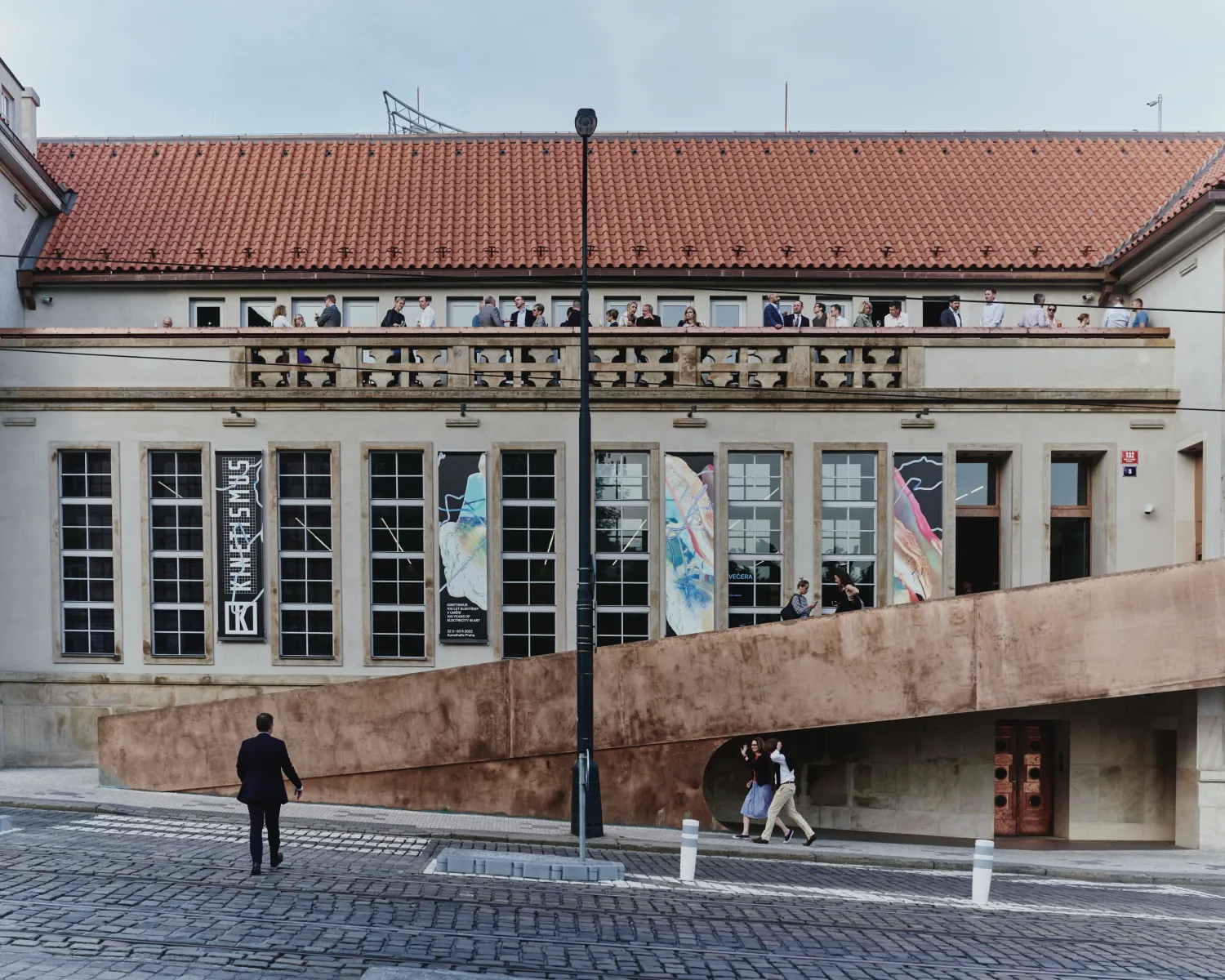 Eventový Industriální prostor s terasami, galerií a výhledem na Pražský hrad
